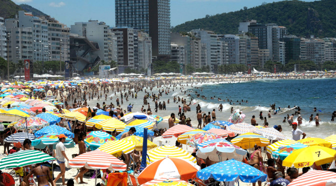 Rio de Janeiro - Praia de Copacabana no primeiro final de semana do ver√£o no Rio de Janeiro(Fernando Fraz√£o/Agencia Brasil)