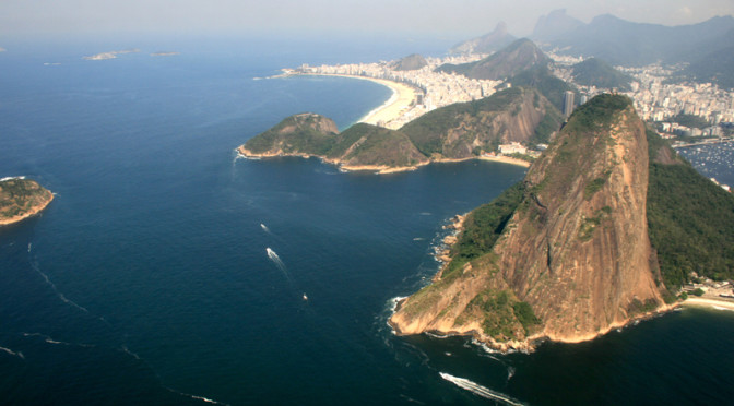 Pão de Açucar e Praia de Copacabana, Rio de Janeiro.