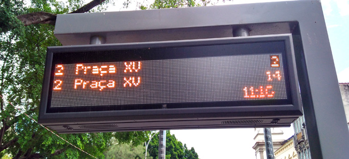 Painel do VLT que indica o tempo de chegada do s próximos trens.